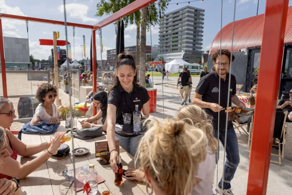 Gezelschap geniet van een BBQ en drankjes aan boord in Almere