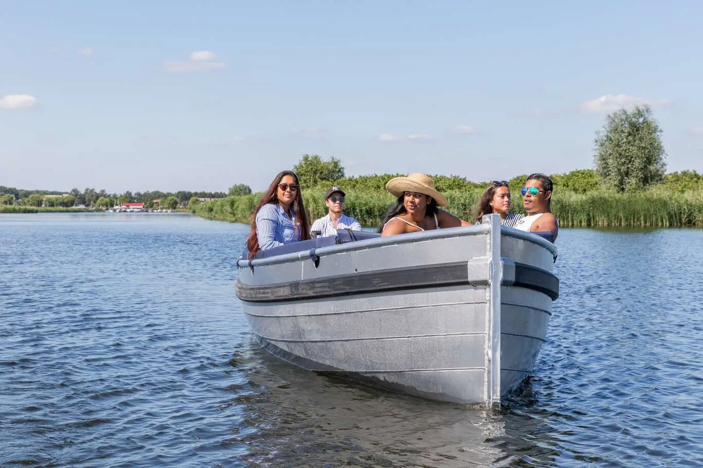 Vrienden genieten van een dagje varen vanaf Strand 22 in Almere Stad