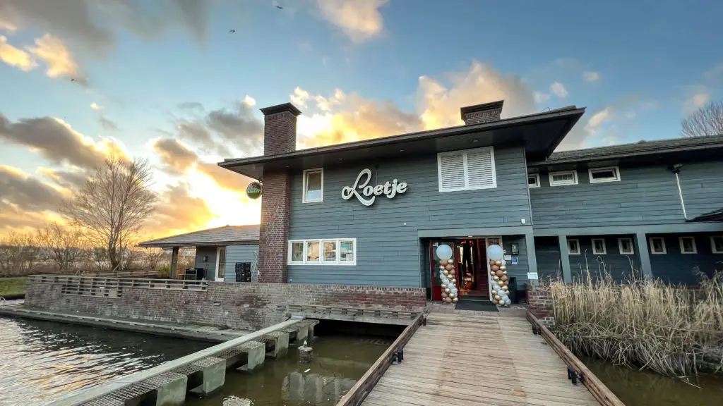 Restaurant Loetje aan de Noorderplassen in Almere bij zonsondergang